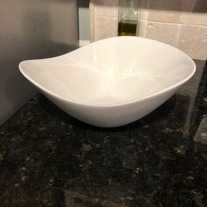 Porcelain serving bowl